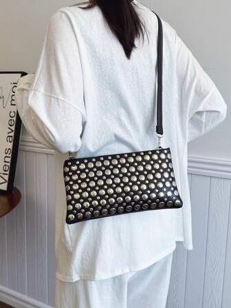 Kuvertväska för kvinnor Punkstil Nit Utsmyckad modeaxelväska, stor kapacitet svart