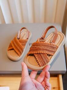 1 par de sandalias casuales de punto con suela blanda y tiras cruzadas, nuevos zapatos de playa de princesa de verano para niños, con correa desmontable de gancho y bucle.