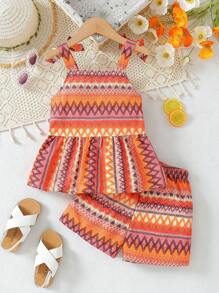 年轻女孩休闲套装：无袖条纹背心，荷叶边下摆和短裤，夏季