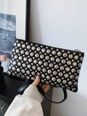 Kuvertväska för kvinnor Punkstil Nit Utsmyckad modeaxelväska, stor kapacitet svart