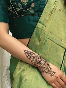 5 pezzi Tatuaggi temporanei neri - Tatuaggi all'henné autentici, tatuaggi naturali e temporanei su mani/braccia, tatuaggi temporanei stile mandala - 2 disegni unici, adatti per i vegetariani, ottimi per festival/matrimoni. Adesivi per tatuaggi temporanei all'henné dipinti a mano - henné rosso, tatuaggi temporanei impermeabili per il corpo delle donne, tatuaggi tradizionali all'henné rosso - 2 adesivi per la pelle sicuri, perfetto vestibilità. Tatuaggi finti ipoallergenici, durano 3-5 giorni, facili da applicare e rimuovere.