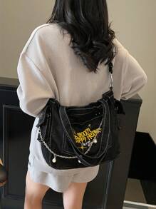 休闲Y2K风格时尚柔软牛仔布手提包，街头风链条字母图案单肩包，大容量斜挎包，书包，便携，大容量，适合青少年女孩、女性、大学生、中小学生、高中生、户外、旅行、郊游、工作、商务、通勤、度假、购物等场合，学院风书包，适合读书周，大容量学生手提包，多隔层设计，完美适用于海滩、学校、工作和日常使用，牛仔女孩的完美之选 - 黑色 - 查看 4