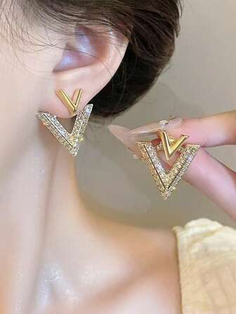 1 对时尚奢华微镶嵌水钻 V 字耳钉，三角形设计适合女性，可两种方式佩戴，非常适合通勤和约会