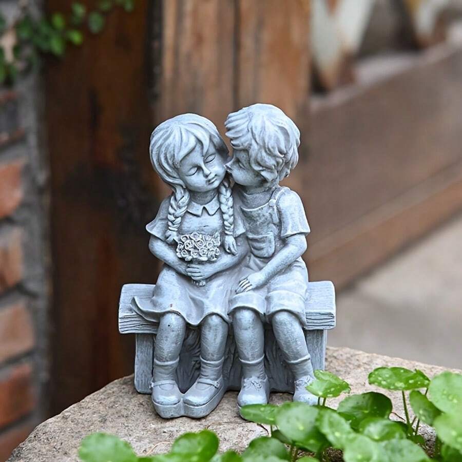 1 件男孩亲吻女孩雕像，情侣雕塑坐在长凳上，花园、庭院、露台、桌面装饰、室内和室外装饰品