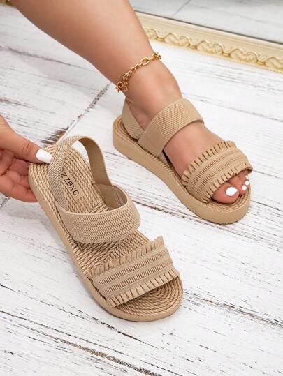 Sandalias planas de verano con decoración de volantes en el borde, de estilo sencillo y elegante, adecuadas para Europa, Estados Unidos y Oriente Medio. Tienen un ancho 2 yardas talla grande amplio que el circunferencia regular, son cómodas, livianas, con amortiguación y transpirables, ideales para pies anchos y vacaciones en la playa.
