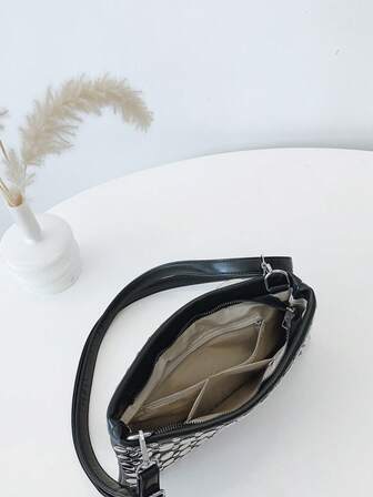 Kuvertväska för kvinnor Punkstil Nit Utsmyckad modeaxelväska, stor kapacitet svart