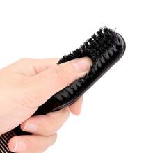 Peigne multifonctionnel pour hommes, brosse à cheveux pour hommes, outils et accessoires capillaires pour hommes, peigne convenant aux hommes. Une brosse à double usage pour la coiffure et la mise en forme de la barbe, avec un design de peigne et de brosse. Un peigne à double usage pour coiffer les cheveux naturels et les sourcils. Outils capillaires, produits capillaires et accessoires pour les essentiels de voyage de salon de coiffure. Outil de mise en forme de la barbe pour hommes, peigne à texture de brosse, outil de coupe de cheveux, peut prendre soin de la barbe et peigner les cheveux