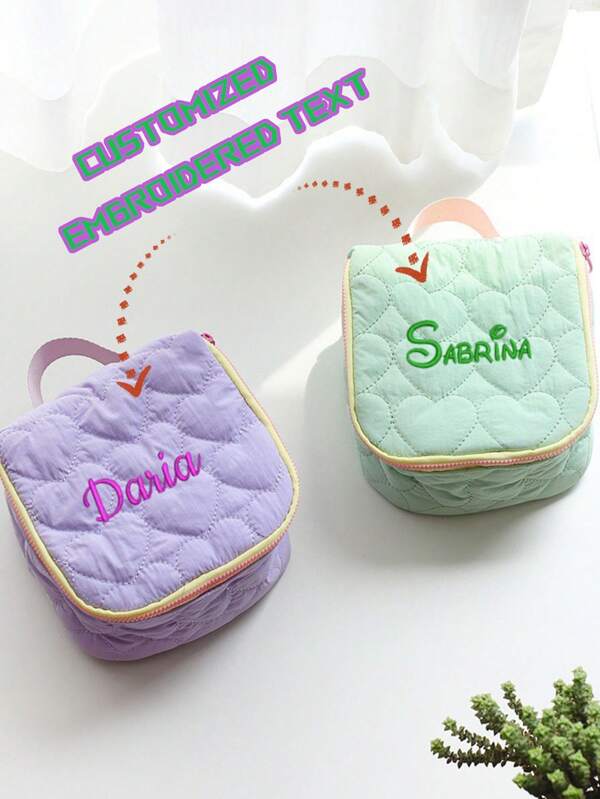 1 Stück bestickter Kosmetiktasche mit Namen, süße herzförmige, personalisierte Makeup Tasche, Aufbewahrungstasche für Hygieneartikel, Reise-Makeup-Tasche, personalisierte Aufbewahrungstasche, Makeup-Tasche, multifunktionales Reise-Accessoire, platzsparend, förmlich, exquisit gestreift, modisch, ordentlich, minimalistisch, lässig, Basisstil, einzigartiges Geschenkidee, ideales Geschenk für Freundin, Familie, Freund zum Jahrestag