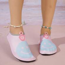 女士粉色低帮蝴蝶跟游泳鞋、健身水上鞋、瑜伽鞋，采用弹性面料鞋面和 TPR 鞋底，夏季海滩风格