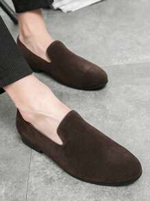 Męskie buty biznesowe typu loafers casual, brązowe płaskie mokasyny, brytyjskie mokasyny typu penny, odpowiednie na sobotnie imprezy, bale, drużba ślubna