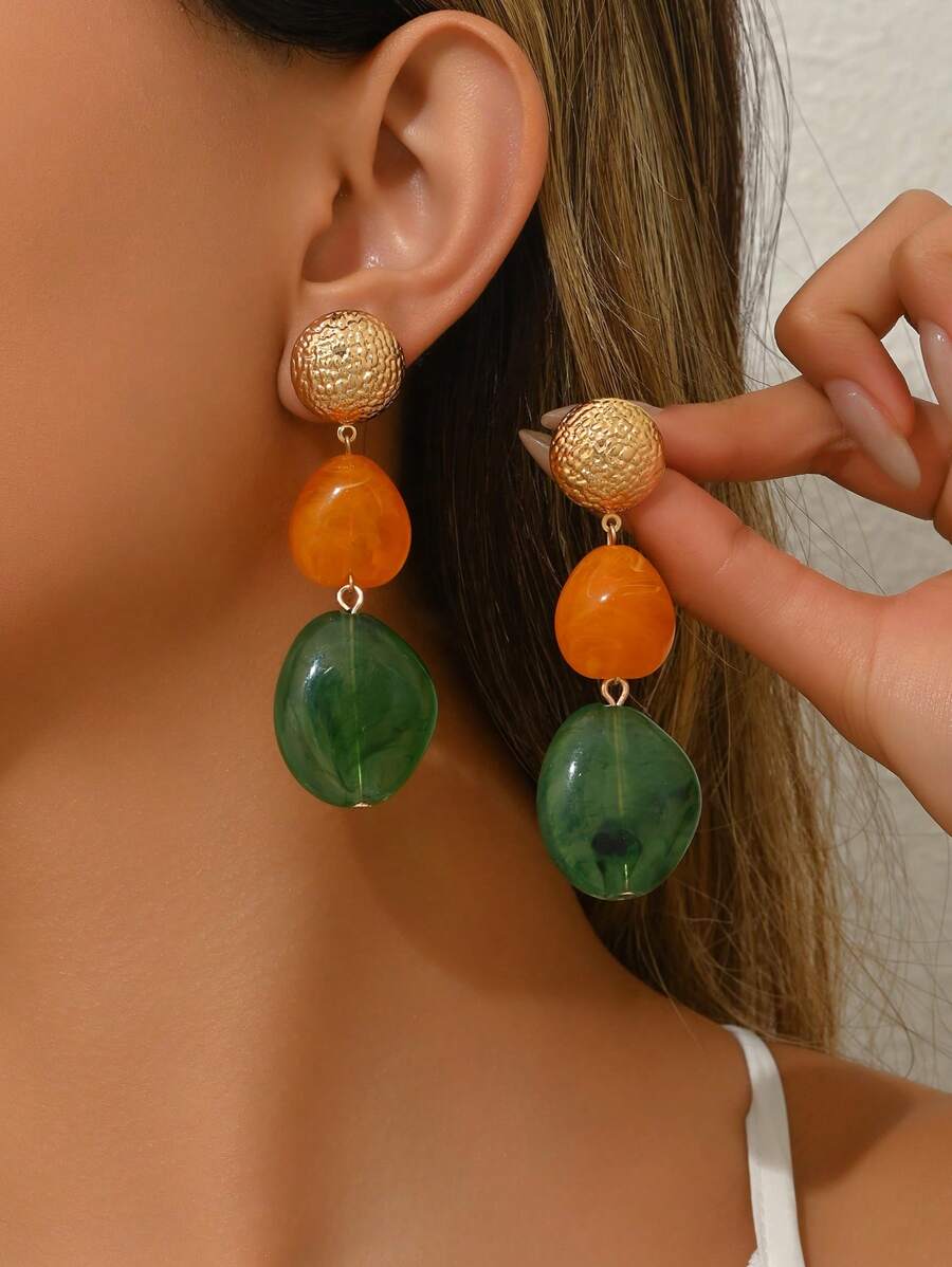 两件套优雅性感的不对称几何波浪纹仿玉多色花卉木纹琥珀花卉树脂吊坠耳环套装，搭配金色心形耳钉，适合派对、节日、旅行佩戴。树脂材质呈现多种色调和图案，每一件都独一无二。脱模后可能会有轻微的模痕或划痕，这是正常现象。