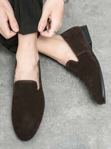 Męskie buty biznesowe typu loafers casual, brązowe płaskie mokasyny, brytyjskie mokasyny typu penny, odpowiednie na sobotnie imprezy, bale, drużba ślubna