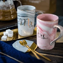 先生和夫人 14 盎司情侣马克杯套装，礼盒装，非常适合婚礼、周年纪念、母亲节、父亲节、伴娘或伴郎，蓝色和粉色返校