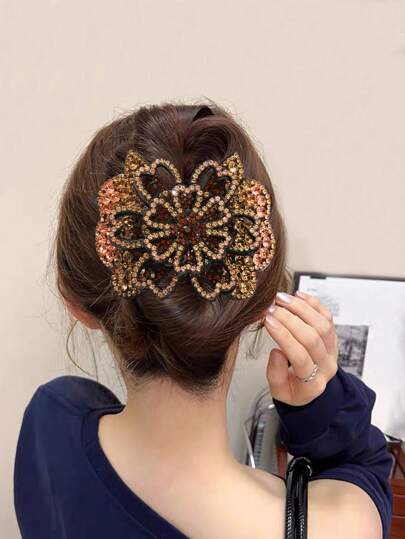 1件优雅水钻不对称花朵弹簧夹发饰