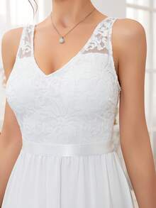Vestido de novia minimalista de cintura definida con encaje y cuello en V sin mangas