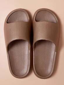 Pantuflas de diseño minimalista de color marrón para mujer, con textura, suela de EVA suave y silenciosa, antideslizante para el baño y el hogar