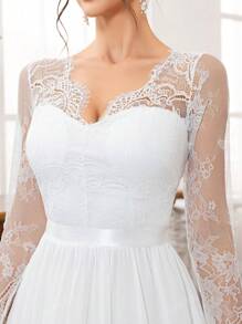 Vestido de novia elegante con escote en V profundo, manga larga, encaje y borde de malla