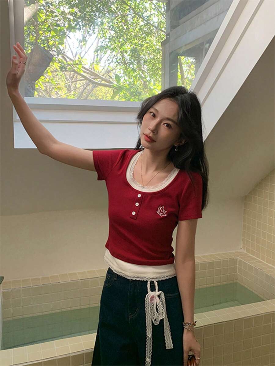 宽松 U 领花卉蕾丝边修身蝴蝶下摆短款上衣