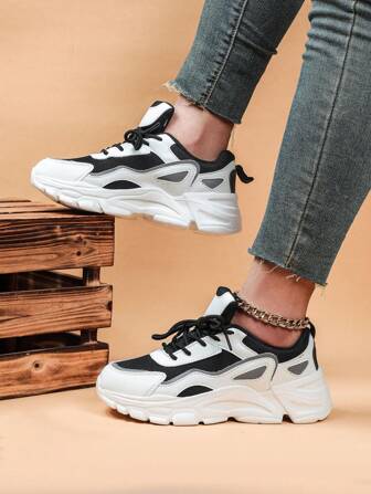 女士春夏白色和灰色百搭清新透气复古时尚高街休闲运动鞋，反光材质厚底鞋，减震，适合日常穿着、度假、户外聚会