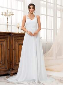 Vestido de novia minimalista de cintura definida con encaje y cuello en V sin mangas