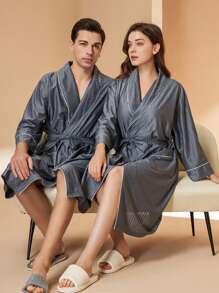 1 Stück personalisierter Herren Satin Bademantel, lange Satin Bademäntel, seidiger Morgenmantel, Damen Satin Bademantel mit Streifenmuster, 3/4 Ärmel, Schalkragen, Hausmantel, SPA Midi Bademantel, weich und bequem, knielang, Herbstdekoration, Nachtwäsche, Hochzeit, Hochzeitsaccessoires, Brautjungferngeschenke, Strandutensilien, Rückkehr zur Schule, Handtücher für Schönheitssalons, Hotels, Sport, Haushaltswaren, Handtücher, Hautpflege