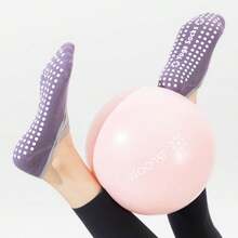 زوج من جوارب اليوغا مضادة للانزلاق، جوارب بيليه والرقص مضادة للانزلاق على الأرض، مناسبة لصالة الألعاب الرياضية، والرياضات الداخلية مثل بيليه والرقص - متعدد الألوان - مشاهدة 4