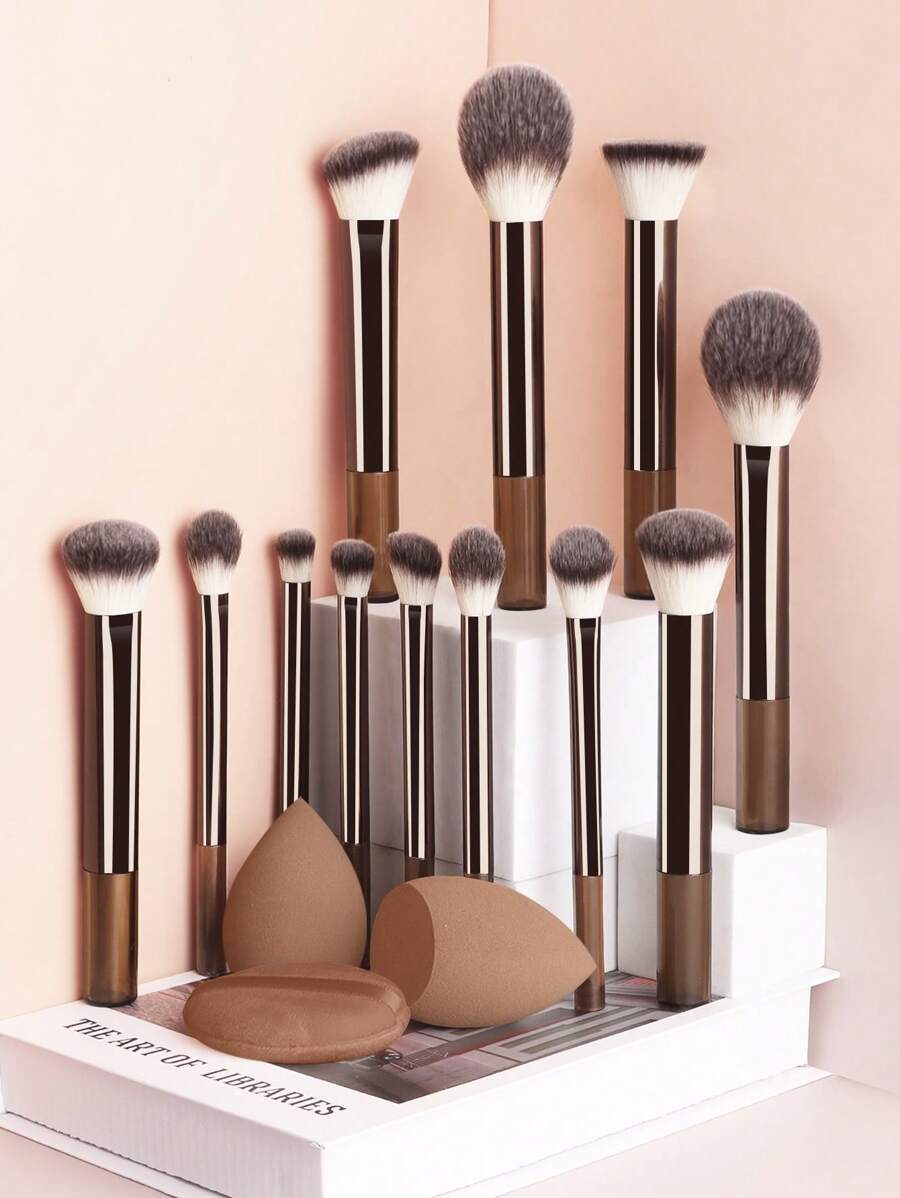 15件套多功能化妆套装，包含12支长柄软毛化妆刷、2个化妆海绵、1个粉扑，快速上妆工具，适合所有肤质。化妆刷套装，化妆刷套装，化妆刷套装，完整化妆套装，化妆刷套装，完整化妆套装，化妆刷套装，化妆刷套装，化妆礼盒，赠品，专业化妆刷，完整化妆套装