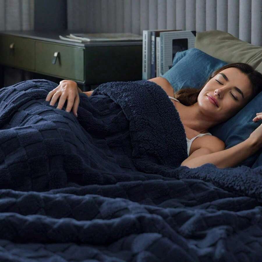 108"X90" Navy Blue King Size Super Soft Cozy Throw Blanket, Fluffy Sherpa Fleece Reversible, Thick Warm Fuzzy, 3D Checkered Jacquard Decorative, All-Season​ - 藏蓝色 - 查看 1