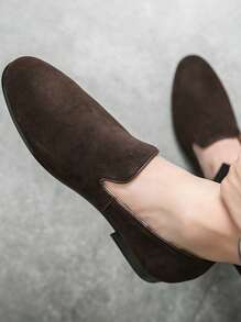 Męskie buty biznesowe typu loafers casual, brązowe płaskie mokasyny, brytyjskie mokasyny typu penny, odpowiednie na sobotnie imprezy, bale, drużba ślubna