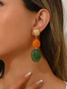 两件套优雅性感的不对称几何波浪纹仿玉多色花卉木纹琥珀花卉树脂吊坠耳环套装，搭配金色心形耳钉，适合派对、节日、旅行佩戴。树脂材质呈现多种色调和图案，每一件都独一无二。脱模后可能会有轻微的模痕或划痕，这是正常现象。