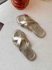 Un par de sandalias de playa de verano brillantes con estilo punk para niños, de un solo color, para un look cómodo y versátil