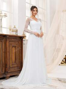 Vestido de novia elegante con escote en V profundo, manga larga, encaje y borde de malla