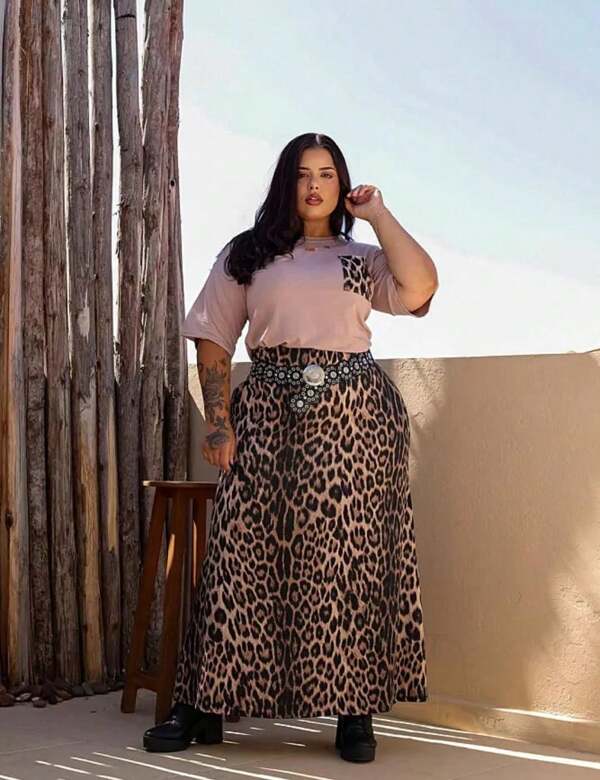 Conjunto camiseta e saia longa de onça plus size