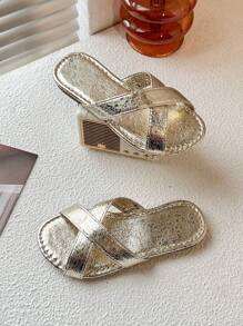 Un par de sandalias de playa de verano brillantes con estilo punk para niños, de un solo color, para un look cómodo y versátil