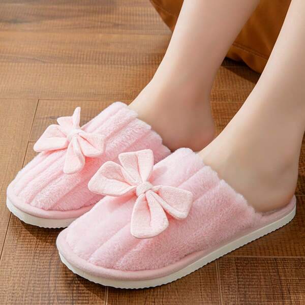 شباشب فرو بفيونكة بخامات تناسب الأرضيات السيراميك والخشبية والرخام والأسمنت للاستخدام المنزلي والسفر، في الألوان: الوردي، الأصفر، الأخضر، الأزرق الكحلي، البني، الرمادي، الأبيض، الأسود، الأحمر ، البيج، الأحمر المرجاني، البرتقالي،الأزرق الفاتح، الألوان الحلوة، مريح للرجال والنساء بتصميم من الفرو بشكل مقاطع متقاطعة