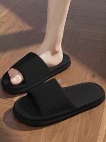 Nouvelles pantoufles de maison pour femmes au style INS, et polyvalentes, avec semelle épaisse antidérapante et anti-odeur en EVA. Souples et rayées de noir. Convient pour la maison et la salle de bain. - Noir - Voir 4