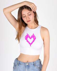 CROP TOP CON ESTAMPADO DE CORAZON FUEGO ROSA SIN MANGA CUELLO REDONDO LIGERO FRESCO PARA GYM CASUAL - Blanco - Ver 1