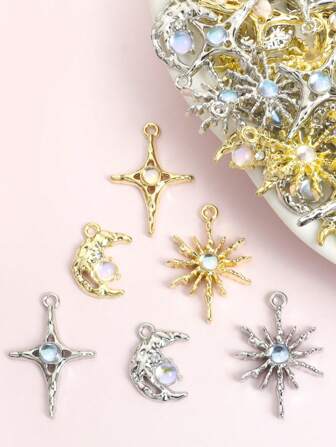 10 piezas Inspirado en el estilo Y2K 3 Diseños de Sol, Luna y Estrella Dijes de Aleación con Cristal, Acentos de Rhinestones, Cadenas de Clavícula con Estilo Dulce e Ins, Gargantillas, Pulseras, Aretes y Joyas Únicas y Delicadas con Dijes de Metal Brillante - Perfecto para Uso Diario y Fiestas, Regalo Ideal para Cumpleaños u Ocasiones Festivas