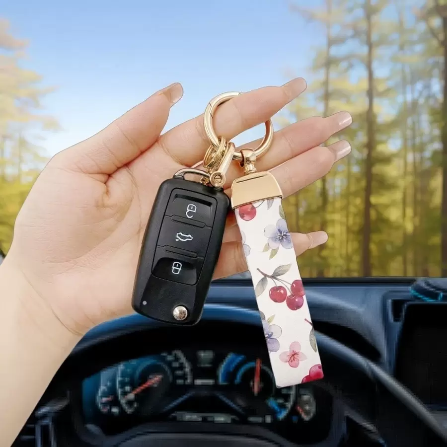 1 件锌合金和 PU 皮革材质汽车钥匙扣，樱桃和花朵印花图案，适合悬挂汽车和家居钥匙，不仅仅是一个简单的钥匙扣，而是一件精致的艺术品，让您的钥匙脱颖而出