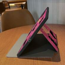 Étui iPad Slot Stylo + Rotation 720° pour iPad Pro 2024 13 pouces/5ème/6ème/Pro 1ère 2ème/7ème/Air 2024 4ème 5ème Génération/8ème/9ème Génération/4ème 10ème Génération Motif chat, journal souriant, trou logo, antichoc en PU (Veuillez lire les instructions avant de commander)