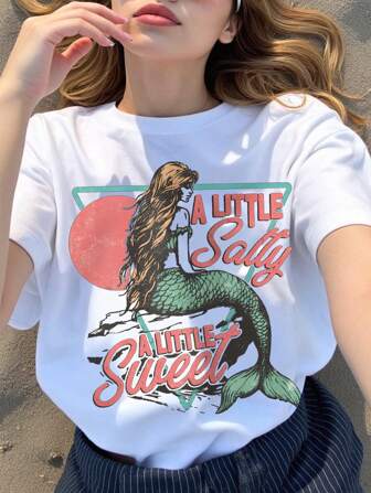 Oversize超大版型海滩度假短袖白T恤，有点咸，有点甜的海滩衫设计美人鱼衬衫印花，春夏美人鱼动漫手绘风格，适合海滩度假旅行出差聚会时穿