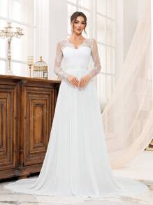 Vestido de novia elegante con escote en V profundo, manga larga, encaje y borde de malla