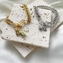 1条加粗编织链手链，配有独特的锁扣和字母吊坠，可定制首字母，时尚设计，适合女性日常佩戴 - 金色 - 查看 3