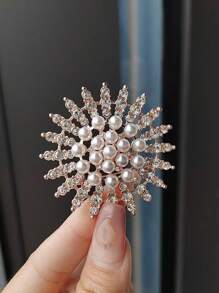 1pc High-End Fashionable New Faux Pearl & Crystal Rhinestone Brooch, Luxury Brooch Accessory, Suitable For Dresses & Can Be Given As Gifts Dress Accessories Pin For Clothes Bag Charm School Office Accessories Shirts Jacket Jewelry Christmas Halloween Clothes Pin Funny Cute Teacher Gifts