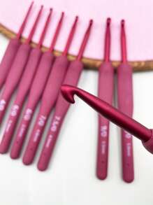 9 件套钩针套装，柔软的红色手柄，鲜艳的色彩 - 适合初学者和专业编织爱好者，非常适合 DIY 工艺品，耐用的编织针尺寸为 2.0 毫米 - 6.0 毫米，是送给母亲或妻子的绝佳礼物 - 酒紅色 - 查看 2