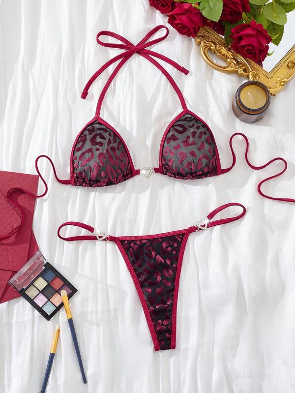 Conjunto de 2 peças de lingerie sexy feminina com estampa de leopardo, sutiã vermelho com amarração nas costas, patchwork metálico em formato de coração, tecidos transparentes queimados, conjunto de lingerie sexy de verão