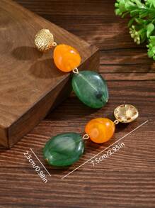 两件套优雅性感的不对称几何波浪纹仿玉多色花卉木纹琥珀花卉树脂吊坠耳环套装，搭配金色心形耳钉，适合派对、节日、旅行佩戴。树脂材质呈现多种色调和图案，每一件都独一无二。脱模后可能会有轻微的模痕或划痕，这是正常现象。