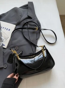 La nueva bolsa de hombro en forma de media luna de diseño clásico y silvestre, con patrón de letras decorativas y unicolor de tela impermeable de PU, adecuada para ir de compras y puede llevarse colgada.