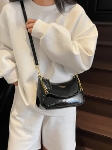 La nueva bolsa de hombro en forma de media luna de diseño clásico y silvestre, con patrón de letras decorativas y unicolor de tela impermeable de PU, adecuada para ir de compras y puede llevarse colgada.