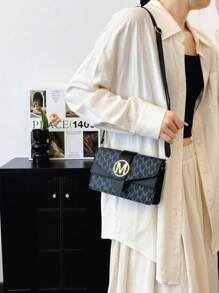 Bolso cuadrado pequeño de diseño nicho, bolso de hombro nuevo para mujer 2024, con sensación de alta gama y simplicidad, versátil para uso diario y como bandolera